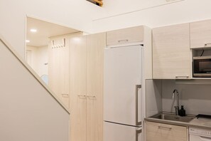 Kühlschrank, Mikrowelle, Ofen, Herdplatte