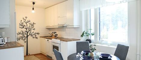 Réfrigérateur, four à micro-ondes, un four, surface de cuisson