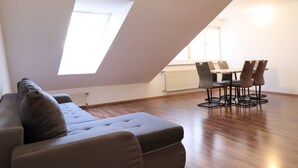 ดีลักซ์อพาร์ทเมนท์, ห้องครัว, วิวสวนหย่อม | บริเวณนั่งเล่น