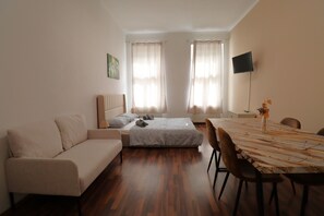 Classic Apartment, Kitchen | Living area | Flat-screen TV - City Palace Apartments 1020 Vie (Vienna)