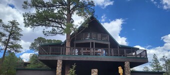 The Treehouse a 4-bedroom log cabin on 3 acres in Heber-Overgaard