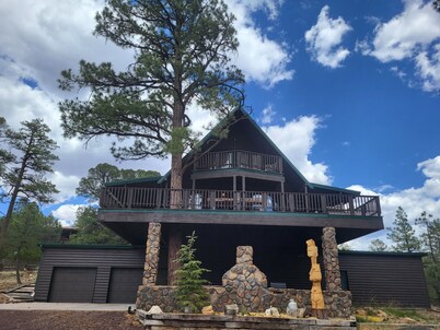 The Treehouse a 4-bedroom log cabin on 3 acres in Heber-Overgaard
