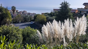 Eine Wohngegend an der Küste mit einer Straße, Häusern und Blick auf das Meer.