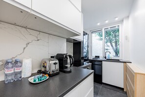 Fridge, oven, stovetop, dishwasher