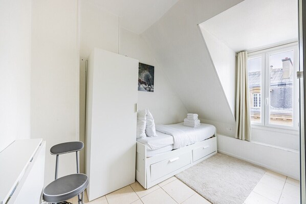 1 bedroom, WiFi, bed sheets
