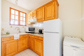 Fridge, microwave, stovetop, cookware/dishes/utensils