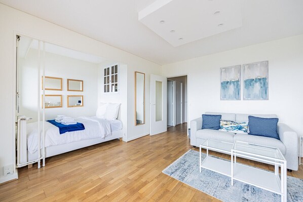 Tabla de planchar con plancha, wifi gratis y ropa de cama 
