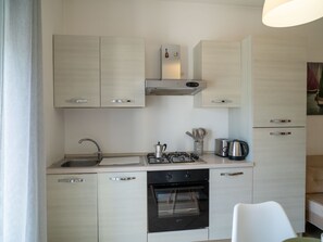 Réfrigérateur, vaisselle et ustensiles