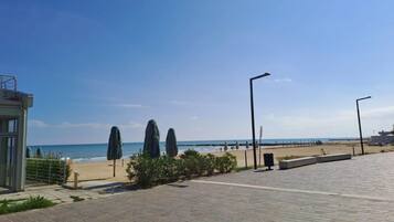 Una spiaggia nelle vicinanze