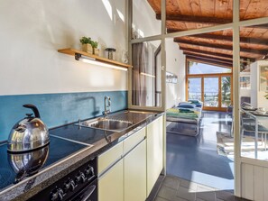 Refrigerador, horno y utensilios de cocina 