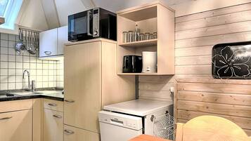 Kühlschrank, Geschirrspüler, Kochgeschirr/Geschirr/Besteck