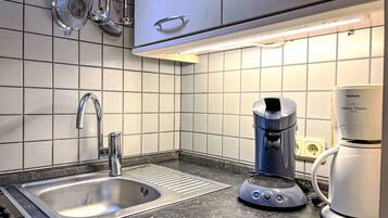 Kühlschrank, Geschirrspüler, Kochgeschirr/Geschirr/Besteck