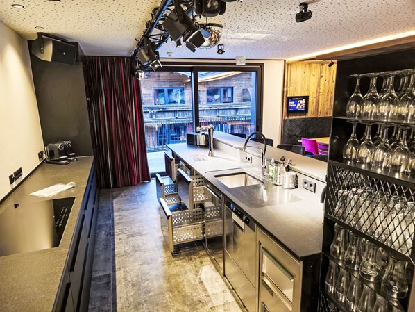 Kjøleskap, mikrobølgeovn, ovn og oppvaskmaskin