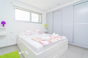 6 bedrooms, iron/ironing board