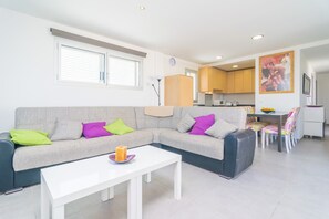 TV - Borges - House In Son Serra De Marina. Free Wifi (, Illes Balears)