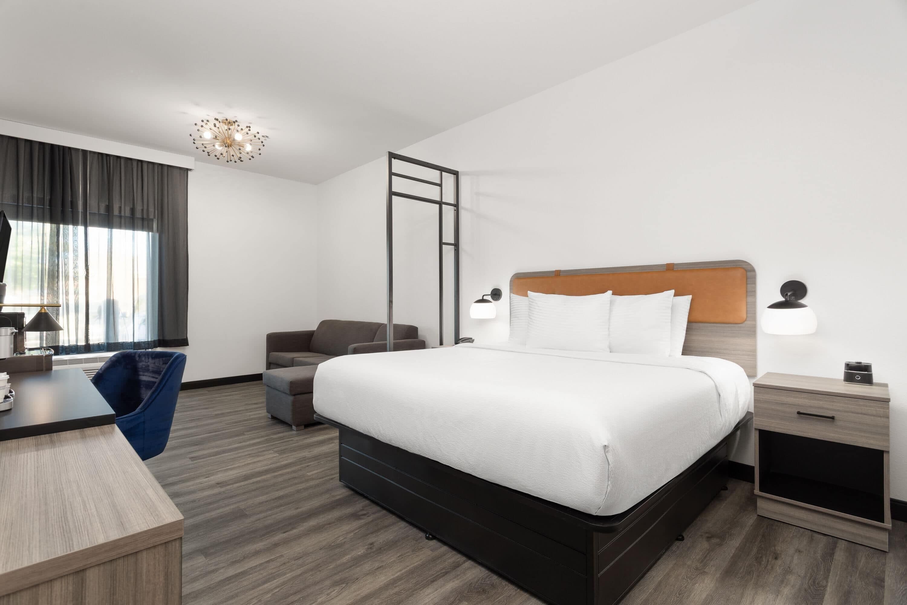 Suite, 1 cama King size y sofá cama, para no fumadores (Mobility, Tub w/ Grab Bars) | Escritorio, espacio para trabajar con laptop y cortinas blackout 