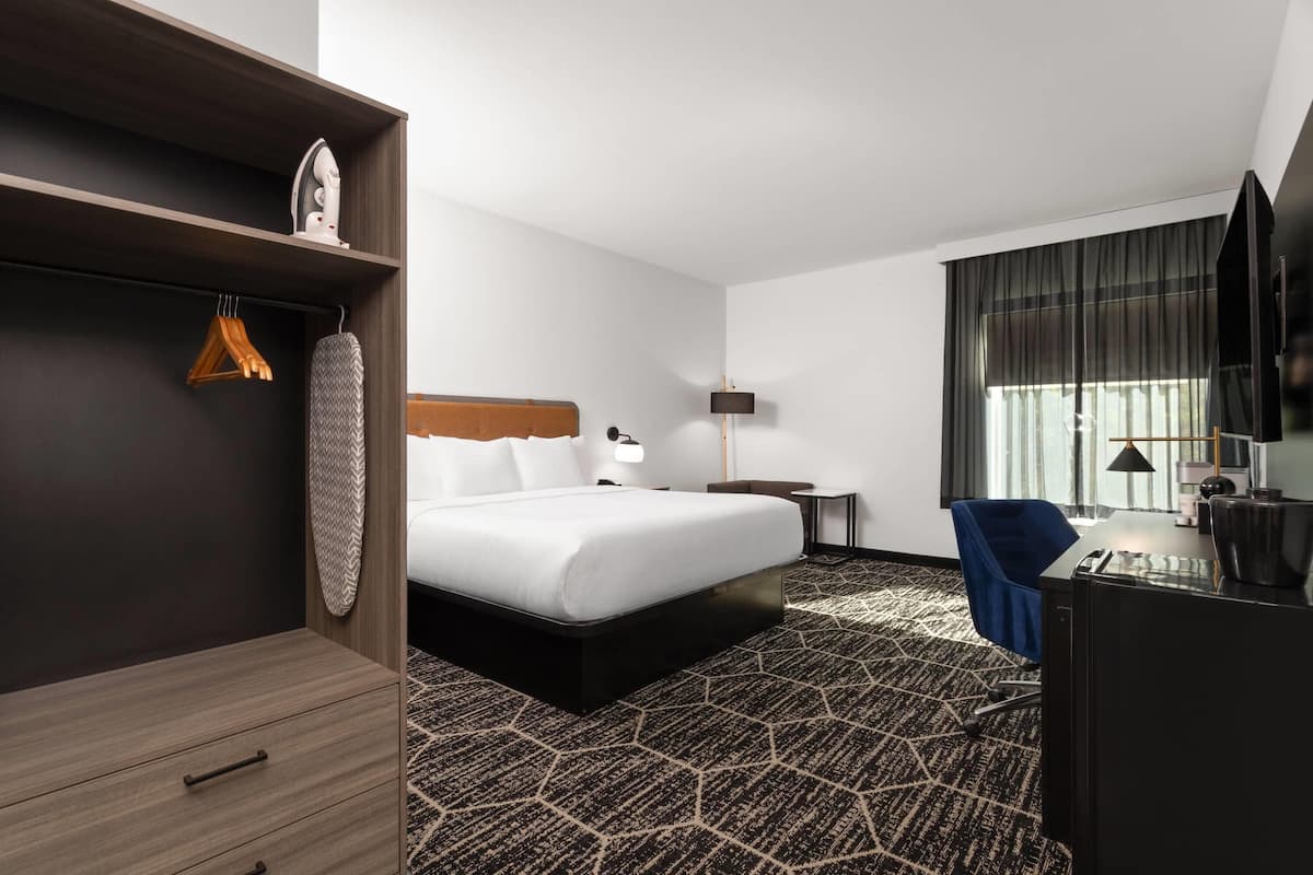 Bureau, espace de travail pour ordinateur portable, rideaux occultants