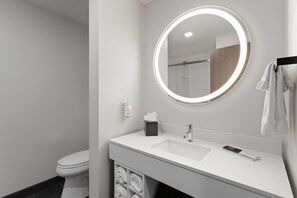Sèche-cheveux, serviettes fournies, shampoing, papier toilette