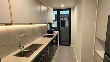 1 habitación, escritorio y espacio para trabajar con laptop