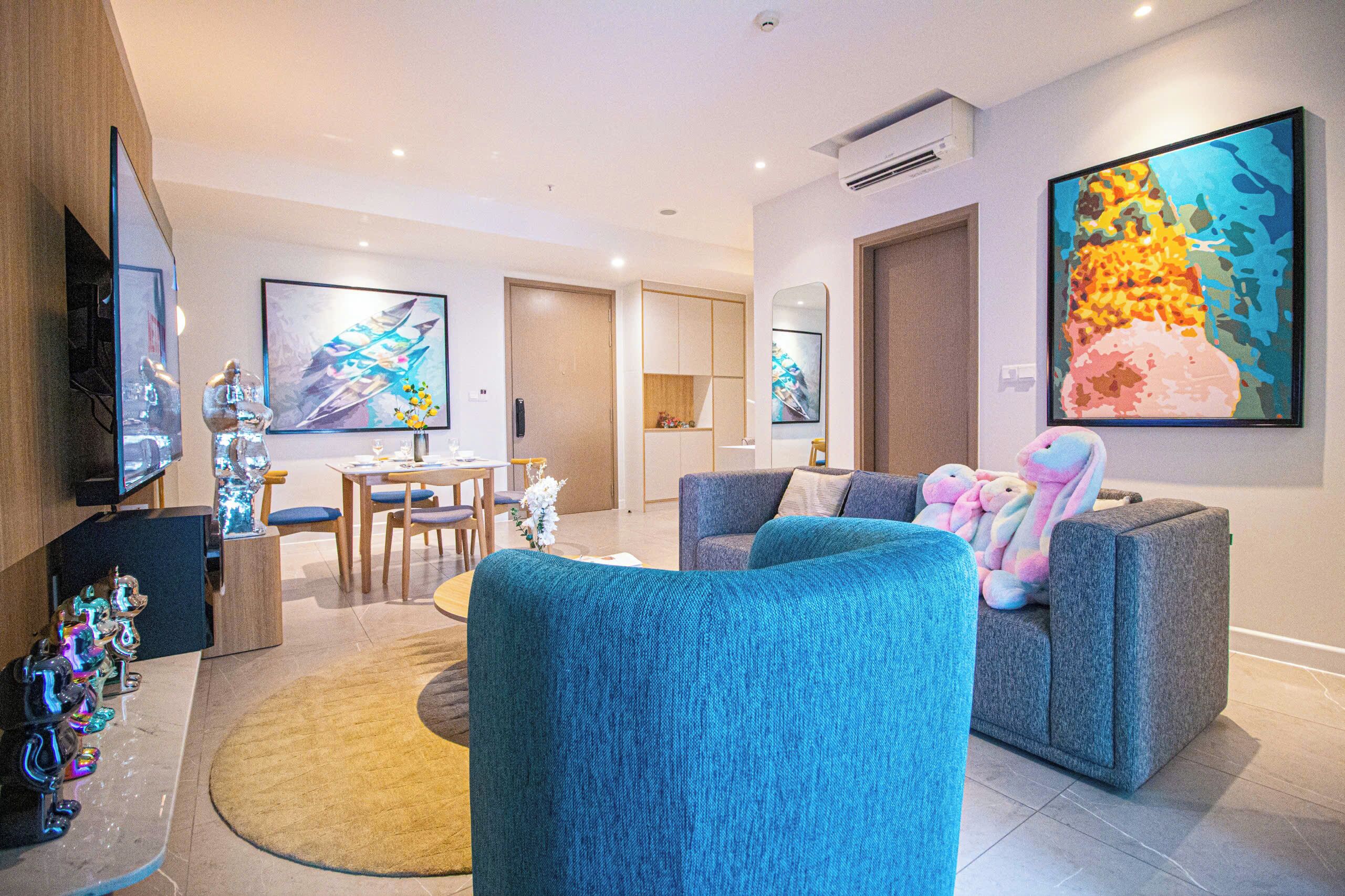 Meja, ruang kerja komputer riba, langsir/tirai gelap terus 