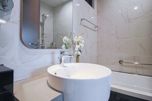 Kostenlose Toilettenartikel, Haartrockner, Handtücher, Seife