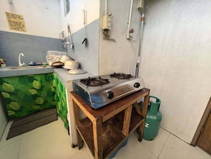 Room, 2 Bedrooms | Private kitchen