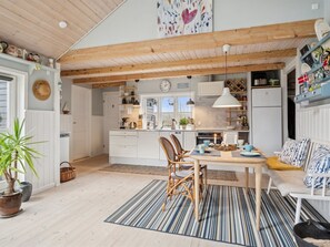 Kylskåp, diskmaskin och grytor/köksredskap