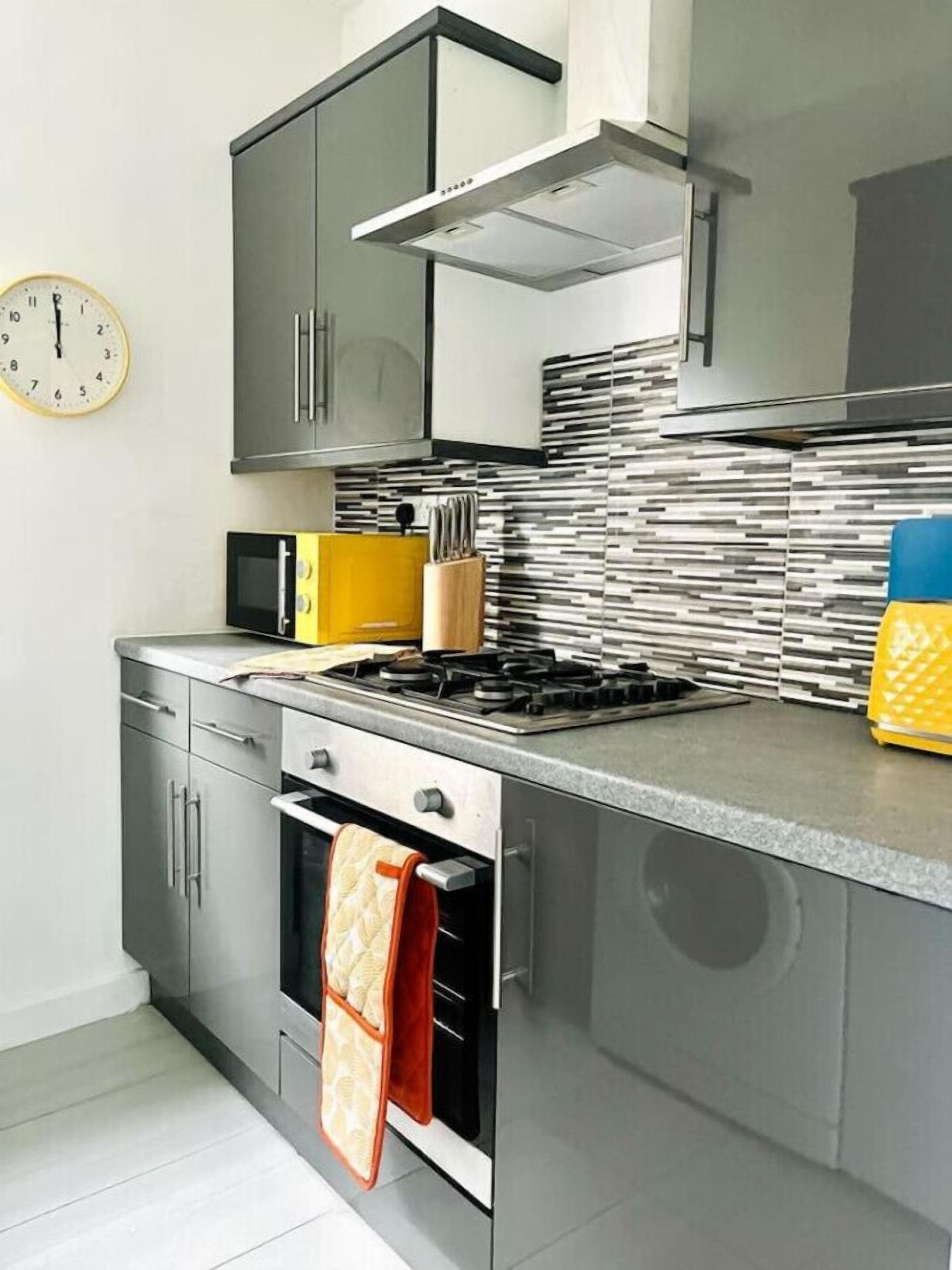 Frigorífico, microondas, horno y placa de cocina