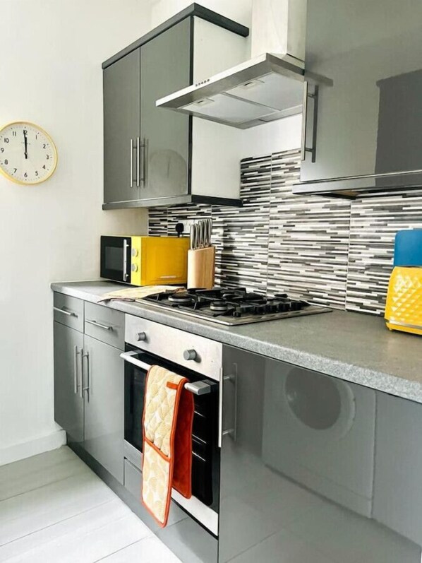 Jääkaappi, mikroaaltouuni, uuni, liesi