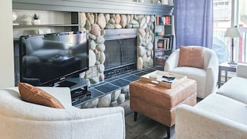 Een televisie en een open haard