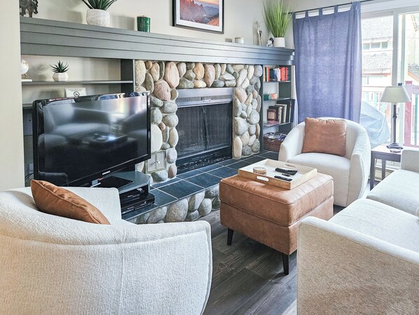 Een televisie en een open haard