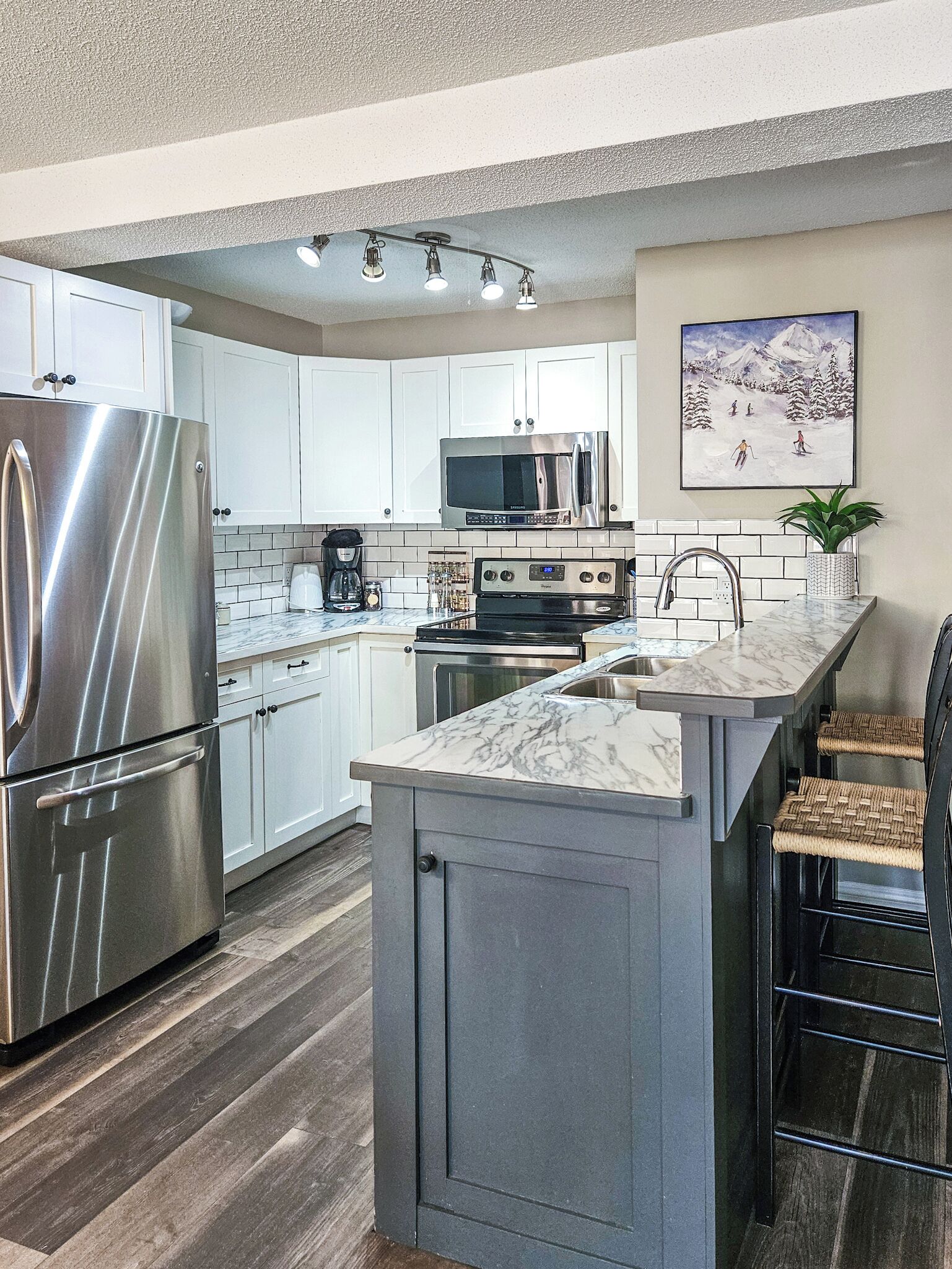 Réfrigérateur, micro-ondes, four, plaque de cuisson