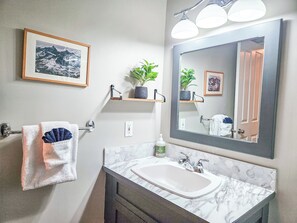 Een douche, een haardroger, handdoeken, zeep