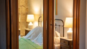 Un dormitorio con una cama, una mesita de noche y una lámpara.