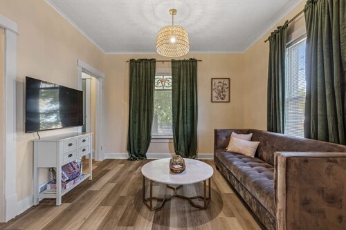 Downtown Retreat - Cozy Home Near Iconic Downtown