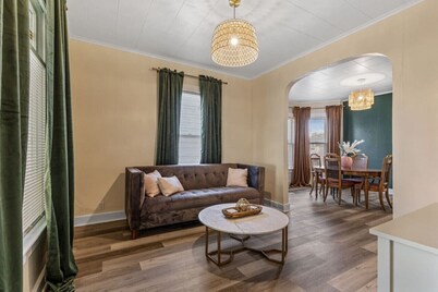 Downtown Retreat - Cozy Home Near Iconic Downtown