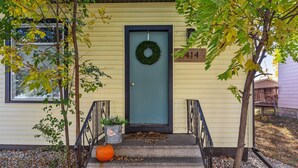 A house with a green door, a wreath, and a mailbox number 414. - Downtown Retreat - Cozy Home Near Iconic Downtown (Fargo)