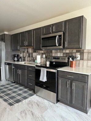 Kühlschrank, Mikrowelle, Herdplatte, Geschirrspüler