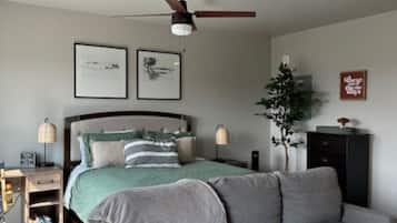 1 slaapkamer, een bureau, een strijkplank/strijkijzer, wifi