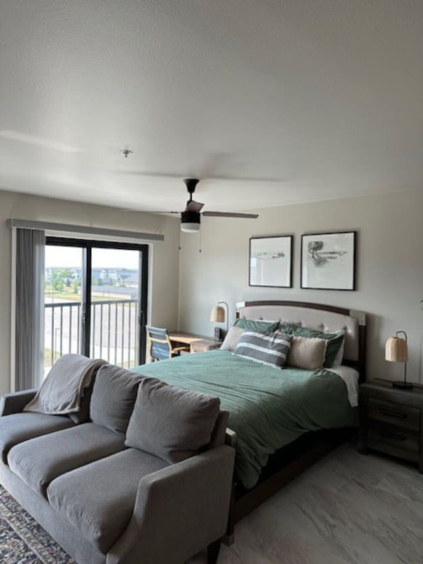 Desk, iron/ironing board, WiFi, bed sheets