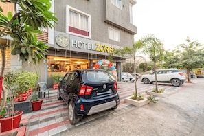 Free self-parking - Treebo Premium Zorba - Hoshangabad Road (Bhopal)