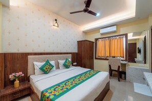 Chambre Standard | Ameublement personnalisé, bureau, rideaux occultants