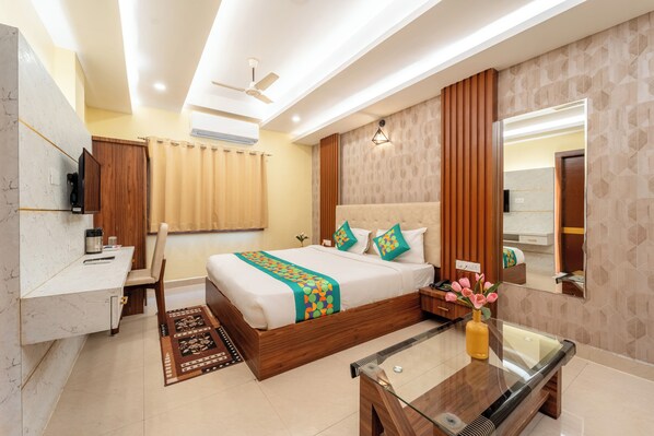 Chambre Deluxe | Ameublement personnalisé, bureau, rideaux occultants