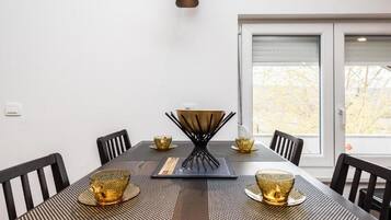 House (Four Bedroom Holiday Home) | Dining room