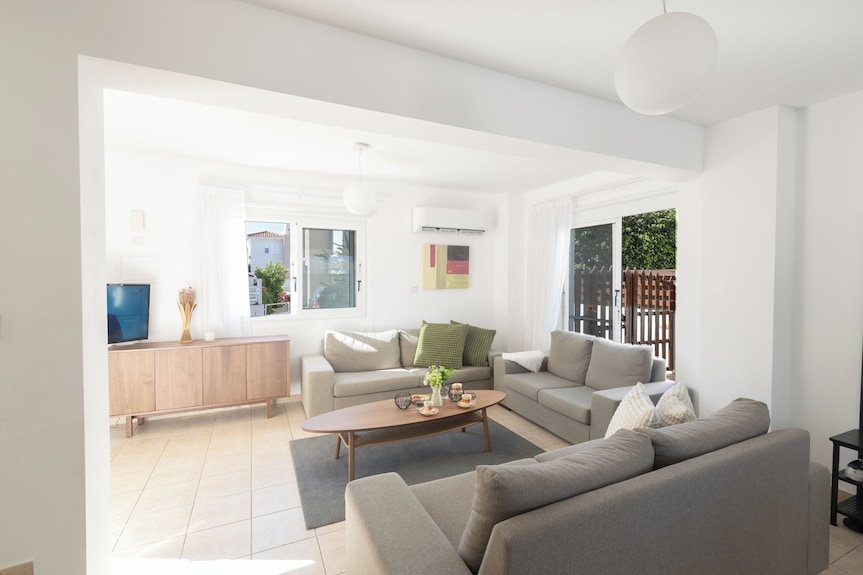 Villa Blue, Beautiful 3bdr Pernera Villa With Pool, Very Close To The Beach - Protaras