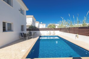 Outdoor pool - Villa Blue, Beautiful 3BDR Pernera Villa with Pool, Very Close to the Beach (Protaras)