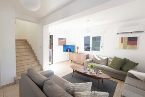 Smart TV, music library, video library - Villa Blue, Beautiful 3BDR Pernera Villa with Pool, Very Close to the Beach (Protaras)