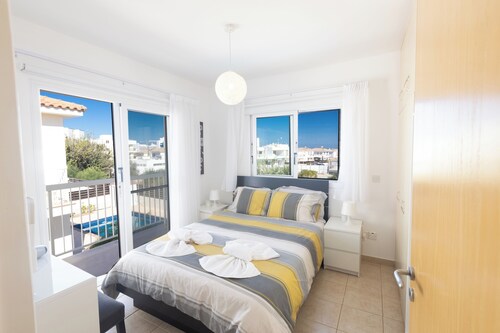 Villa Blue, Beautiful 3BDR Pernera Villa with Pool, Very Close to the Beach