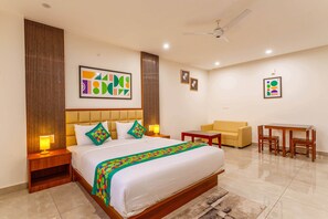 Kamar Deluks | Dilengkapi dengan perabotan berbeda-beda dan meja kerja