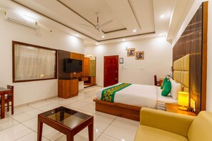 Kamar Premium | Dilengkapi dengan perabotan berbeda-beda dan meja kerja